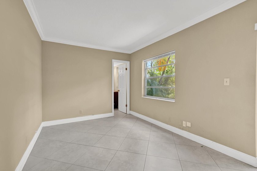 55+ Building. Fully renovated 1st floor, 1BR/1.5BA with den unit - photo 5