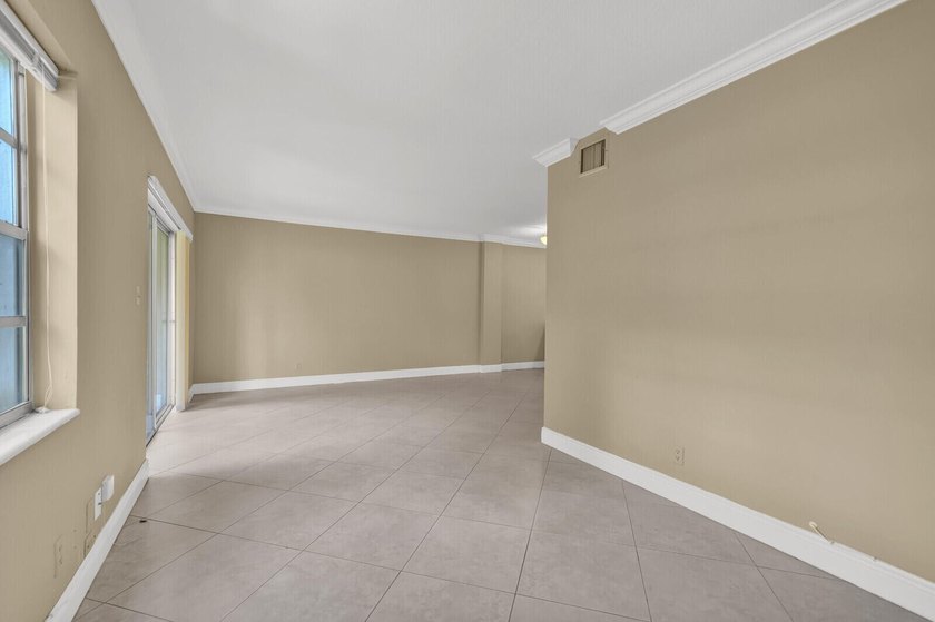 55+ Building. Fully renovated 1st floor, 1BR/1.5BA with den unit - photo 6