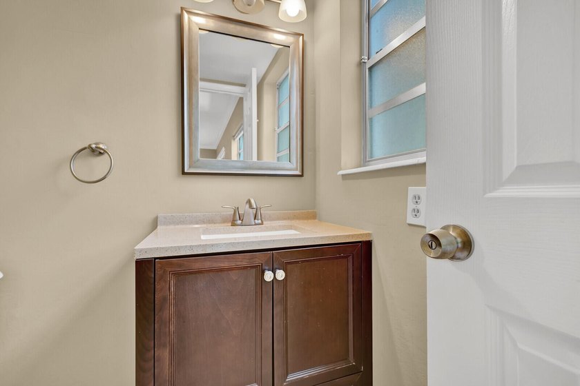 55+ Building. Fully renovated 1st floor, 1BR/1.5BA with den unit - photo 7