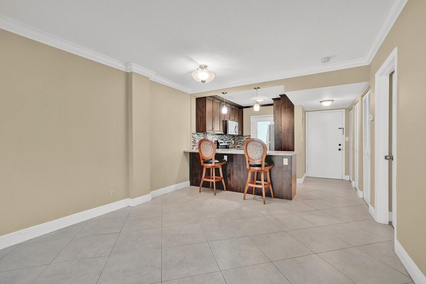 55+ Building. Fully renovated 1st floor, 1BR/1.5BA with den unit - photo 8