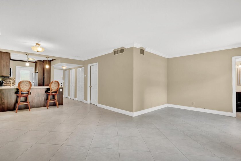 55+ Building. Fully renovated 1st floor, 1BR/1.5BA with den unit - photo 9