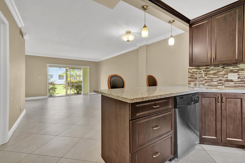 55+ Building. Fully renovated 1st floor, 1BR/1.5BA with den unit - photo 10