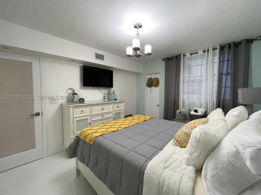 Beautifully renovated 1-bedroom, 1-bath residence in South of - photo 5