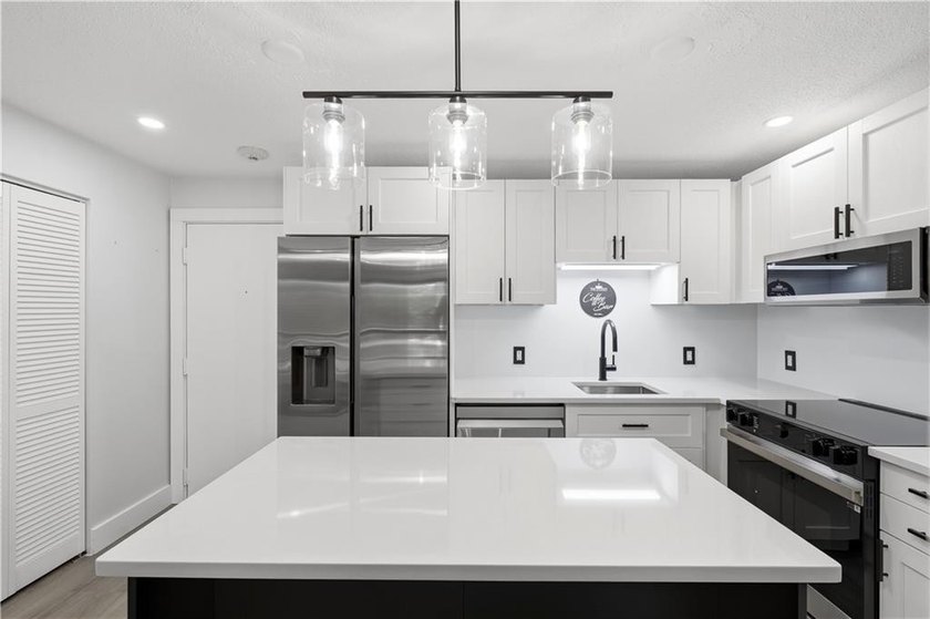 Beautifully renovated second-floor condo in the desirable - photo 12