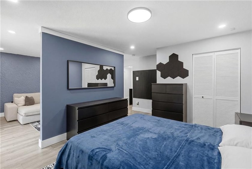 Beautifully renovated second-floor condo in the desirable - photo 21