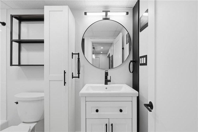 Beautifully renovated second-floor condo in the desirable - photo 24