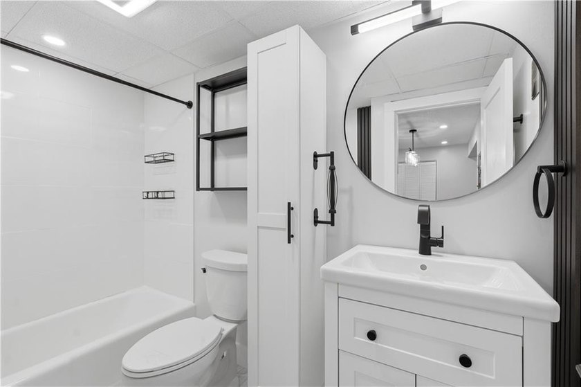 Beautifully renovated second-floor condo in the desirable - photo 25