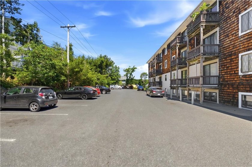 Beautifully renovated second-floor condo in the desirable - photo 27
