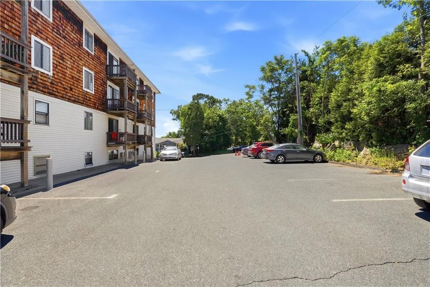 Beautifully renovated second-floor condo in the desirable - photo 28