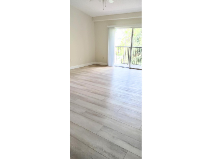 Step into this beautifully renovated 2-bedroom,2-master suite - photo 3