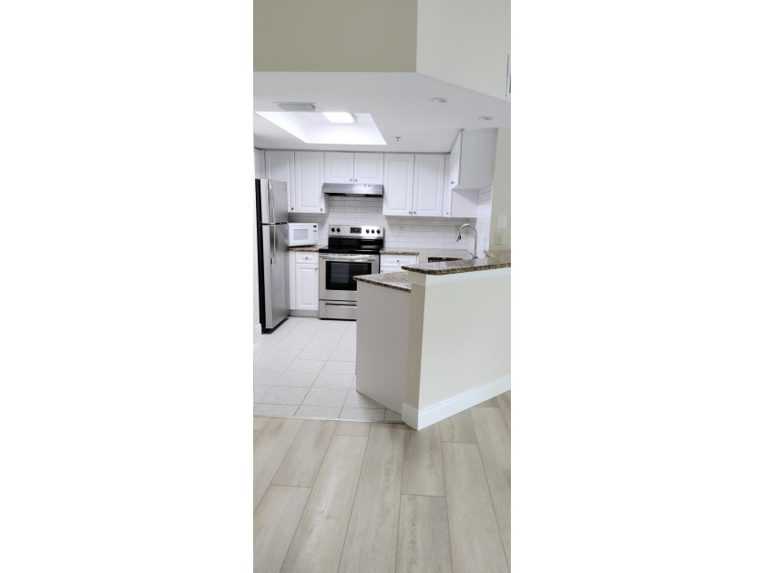 Step into this beautifully renovated 2-bedroom,2-master suite - photo 5