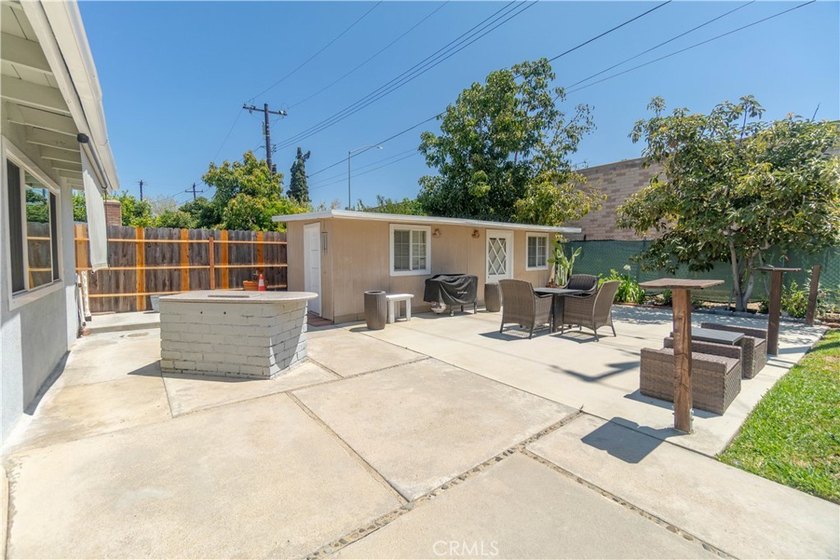 MUST SEE! SINGLE-STORY TURNKEY SANTA ANA HOME! POSSIBLE ADU - photo 2