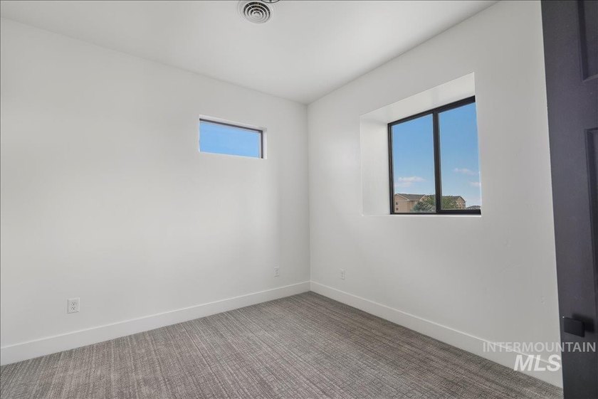 Luxury, location and privacy! Located in Twin Falls newest - photo 14