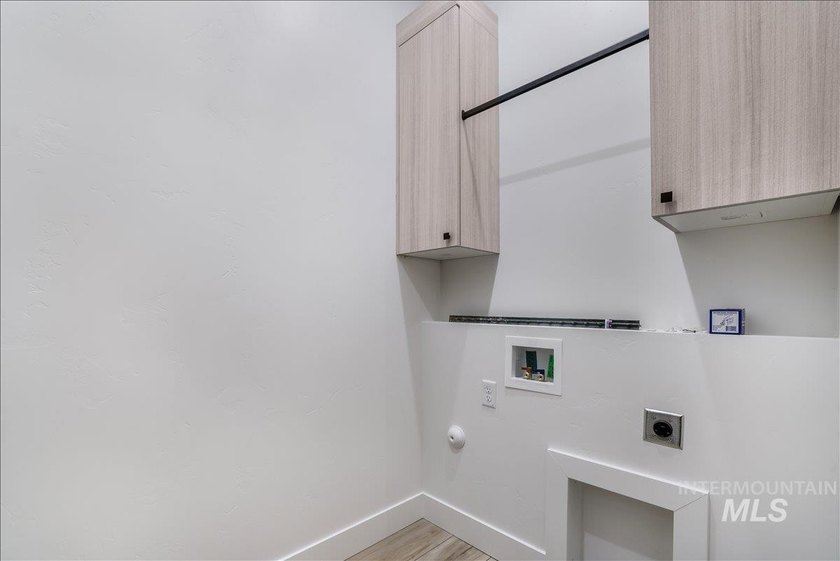 Luxury, location and privacy! Located in Twin Falls newest - photo 16