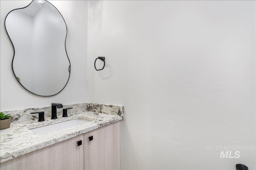 Luxury, location and privacy! Located in Twin Falls newest - photo 17