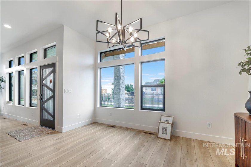 Luxury, location and privacy! Located in Twin Falls newest - photo 32