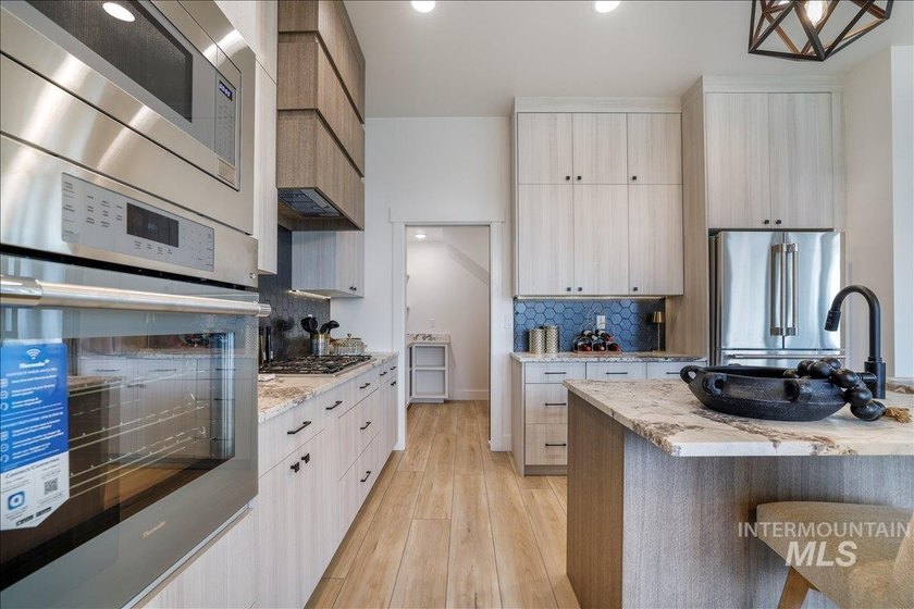 Luxury, location and privacy! Located in Twin Falls newest - photo 34