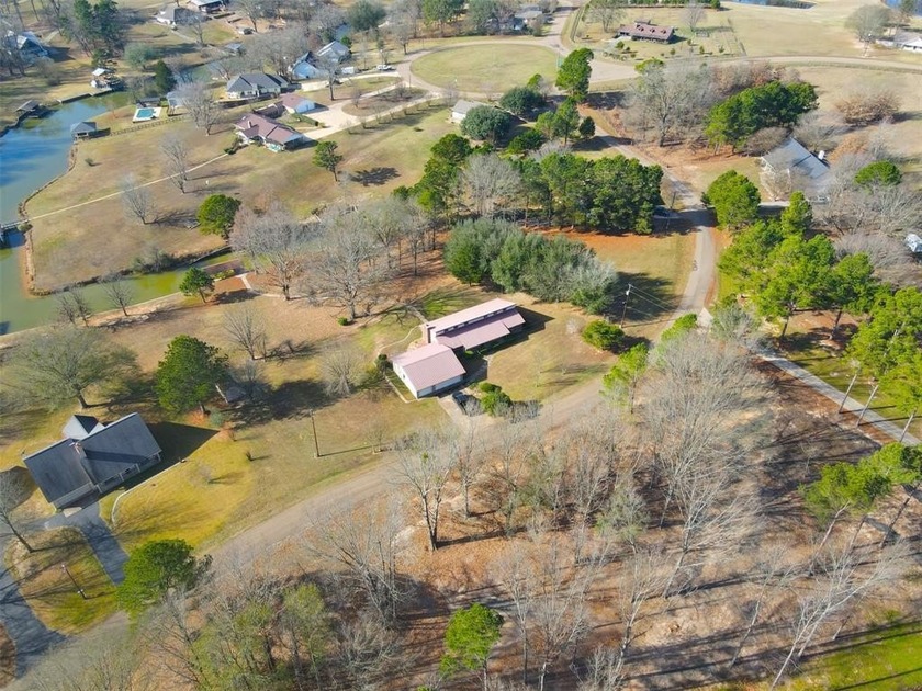 Welcome to tranquil waterfront living in the highly sought-after - photo 3