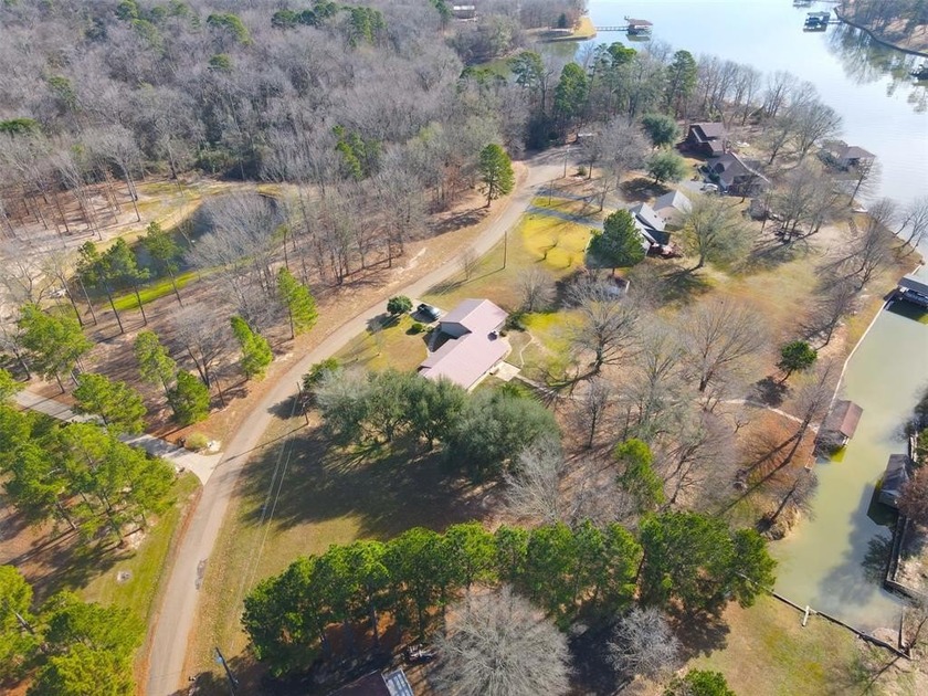 Welcome to tranquil waterfront living in the highly sought-after - photo 6