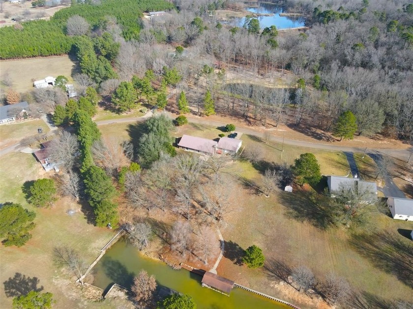 Welcome to tranquil waterfront living in the highly sought-after - photo 8