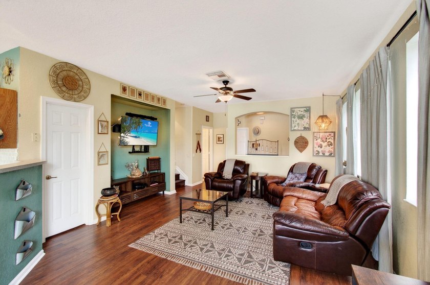 Beautifully maintained 3-bedroom, 2.5-bath townhome with a 1-car - photo 18