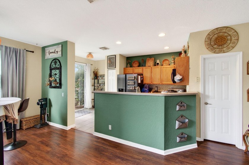 Beautifully maintained 3-bedroom, 2.5-bath townhome with a 1-car - photo 20