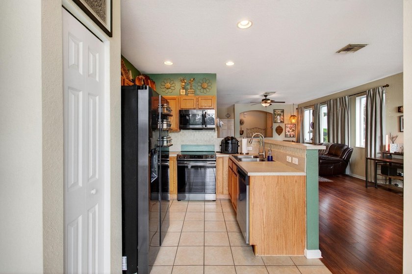 Beautifully maintained 3-bedroom, 2.5-bath townhome with a 1-car - photo 22