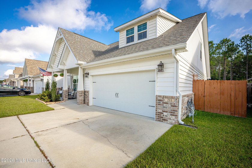 A gorgeous, well-maintained 3 bedroom, 2 1/2 bath home, plus a - photo 3