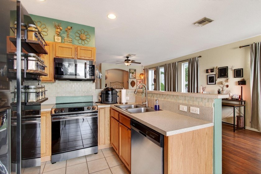 Beautifully maintained 3-bedroom, 2.5-bath townhome with a 1-car - photo 23