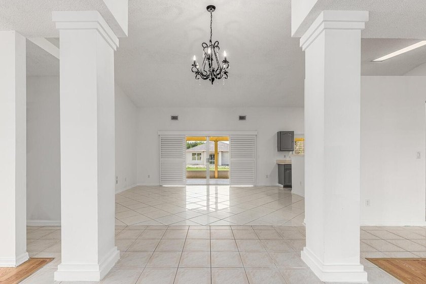 BRAND NEW METAL ROOF 2022! Spacious, well-maintained 3-bedroom - photo 3
