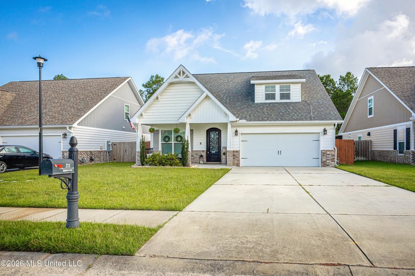 A gorgeous, well-maintained 3 bedroom, 2 1/2 bath home, plus a - photo 4