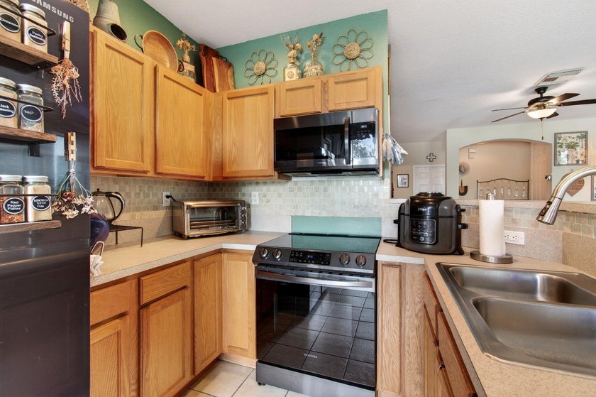 Beautifully maintained 3-bedroom, 2.5-bath townhome with a 1-car - photo 24