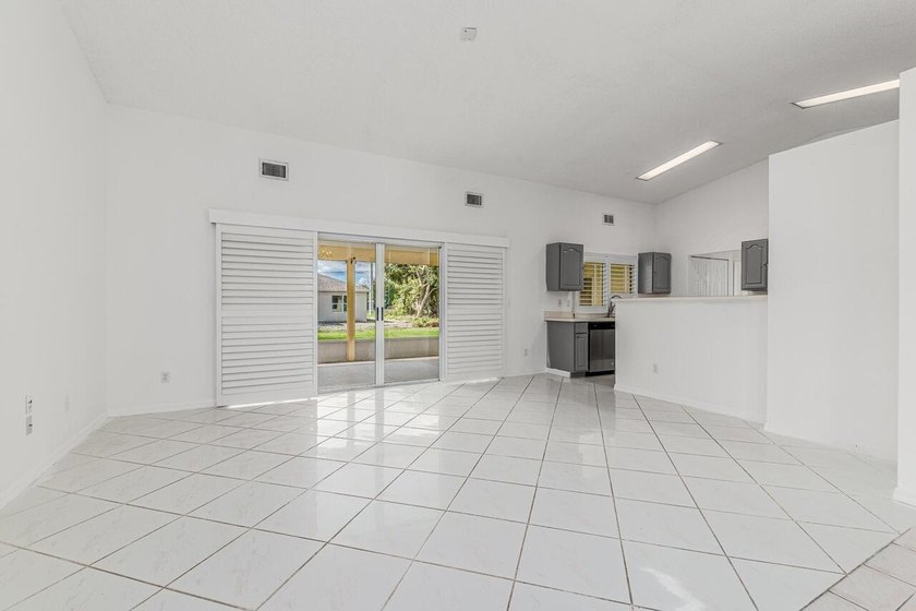 BRAND NEW METAL ROOF 2022! Spacious, well-maintained 3-bedroom - photo 4