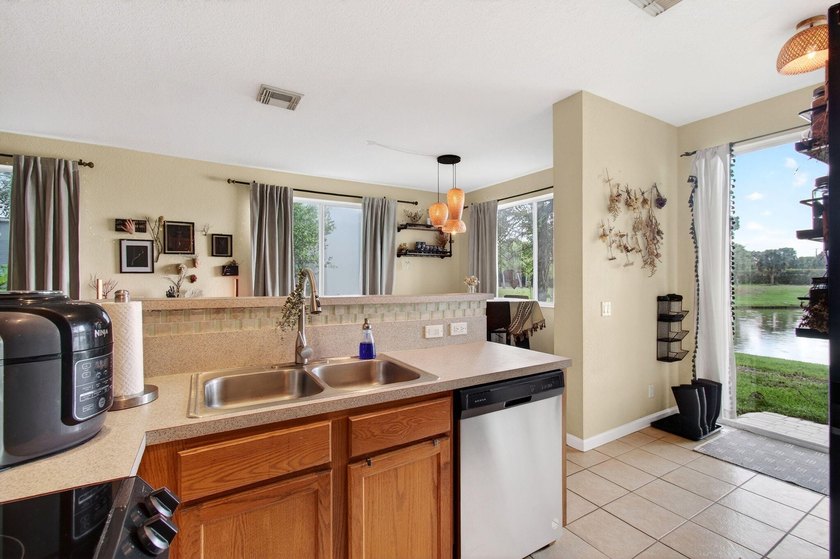 Beautifully maintained 3-bedroom, 2.5-bath townhome with a 1-car - photo 25