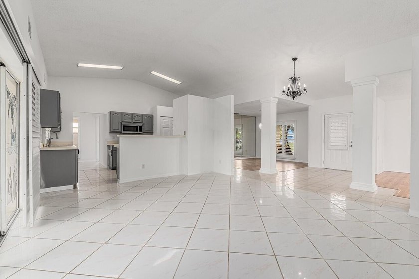 BRAND NEW METAL ROOF 2022! Spacious, well-maintained 3-bedroom - photo 5
