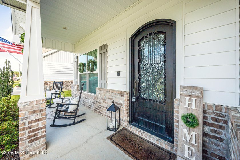 A gorgeous, well-maintained 3 bedroom, 2 1/2 bath home, plus a - photo 7