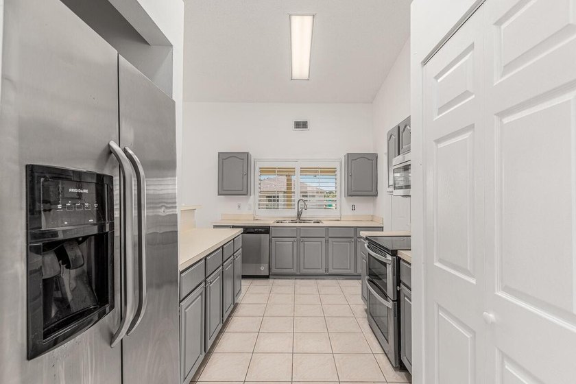 BRAND NEW METAL ROOF 2022! Spacious, well-maintained 3-bedroom - photo 7