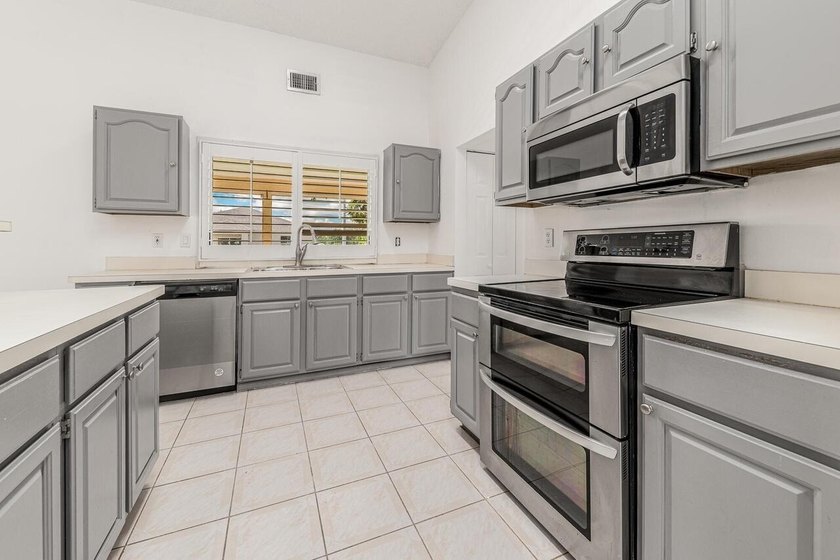 BRAND NEW METAL ROOF 2022! Spacious, well-maintained 3-bedroom - photo 8