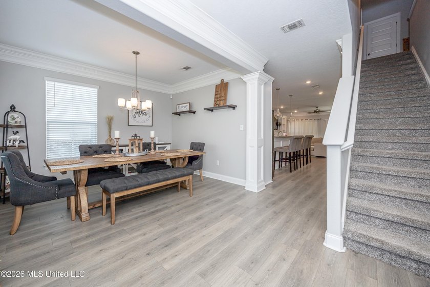A gorgeous, well-maintained 3 bedroom, 2 1/2 bath home, plus a - photo 9