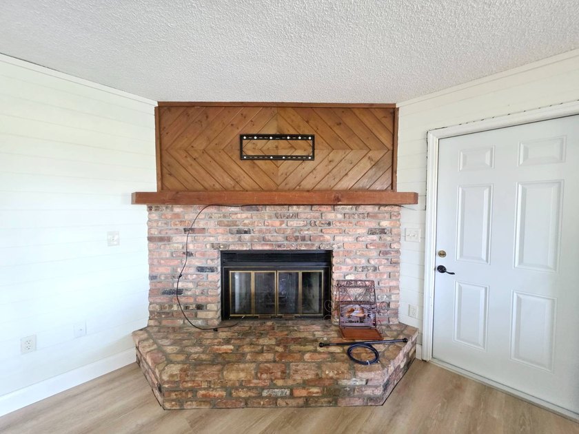 LAKEPORT - WATERFRONT ON BOTH SIDES! Discover this stunning and - photo 29