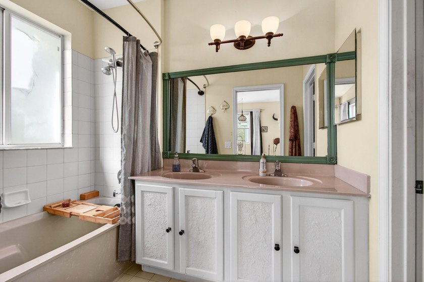 Beautifully maintained 3-bedroom, 2.5-bath townhome with a 1-car - photo 39