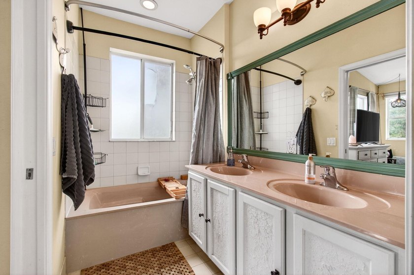 Beautifully maintained 3-bedroom, 2.5-bath townhome with a 1-car - photo 40