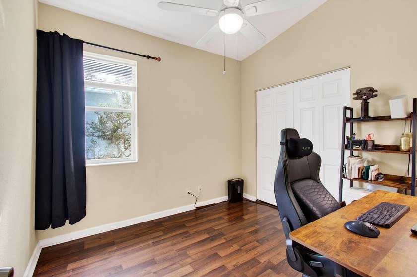 Beautifully maintained 3-bedroom, 2.5-bath townhome with a 1-car - photo 42