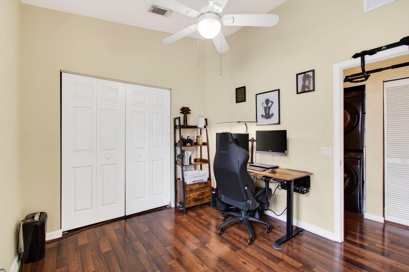 Beautifully maintained 3-bedroom, 2.5-bath townhome with a 1-car - photo 43