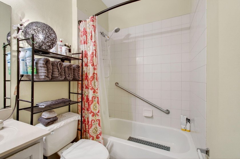 Beautifully maintained 3-bedroom, 2.5-bath townhome with a 1-car - photo 48
