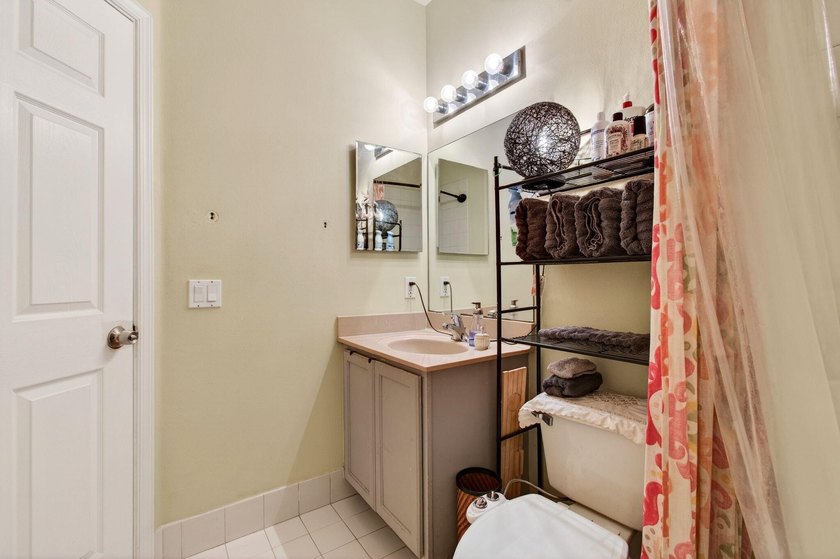Beautifully maintained 3-bedroom, 2.5-bath townhome with a 1-car - photo 49