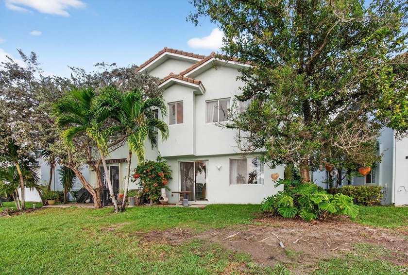 Beautifully maintained 3-bedroom, 2.5-bath townhome with a 1-car - photo 52