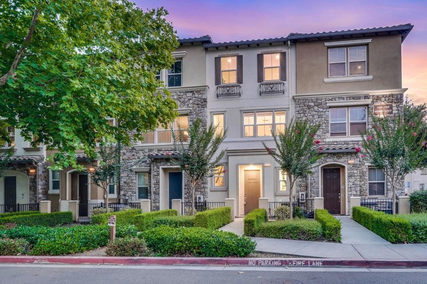 Welcome to this beautifully maintained, EAST-FACING home - photo 3