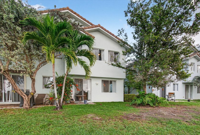 Beautifully maintained 3-bedroom, 2.5-bath townhome with a 1-car - photo 54
