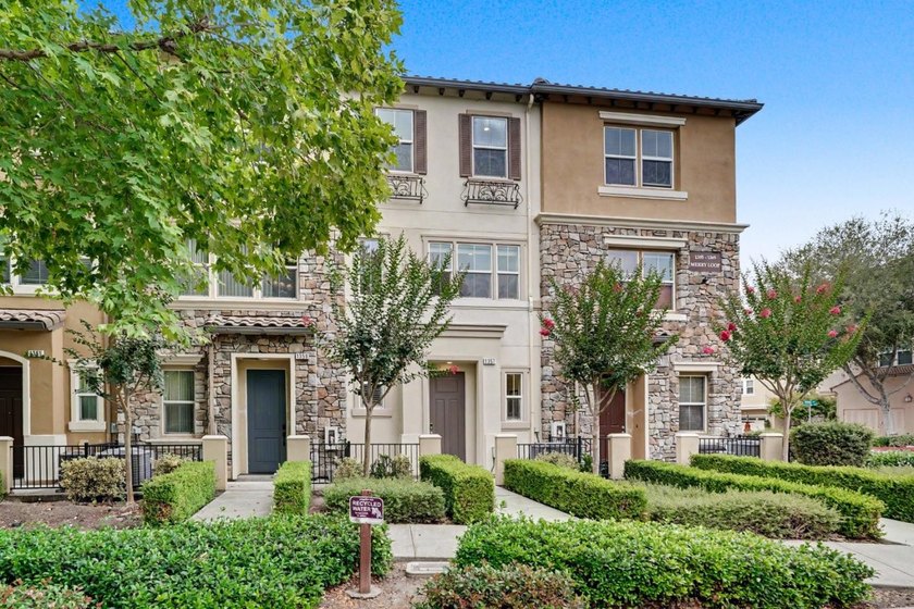 Welcome to this beautifully maintained, EAST-FACING home - photo 6
